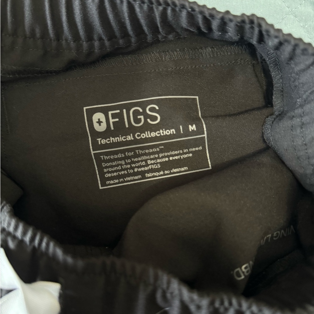 Figs Black Medium Scrub Top & Pants Set - image 8